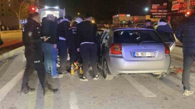 Çorum’da trafik ışıklarında bekleyen çekiciye arkadan çarpan otomobilin hurdaya döndüğü