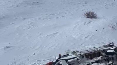 Erzurum’un Karayazı ilçesinde, çekici, taşıdığı araçla birlikte şarampole kaydı. Kaza,