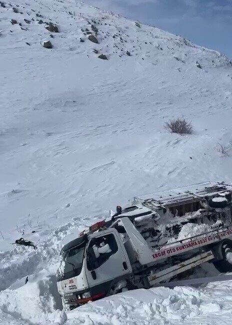 Erzurum’un Karayazı ilçesinde, çekici, taşıdığı araçla birlikte şarampole kaydı. Kaza,
