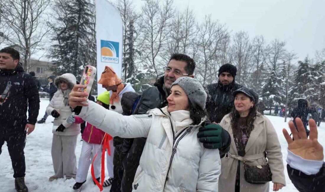 Çekmeköy Belediyesi tarafından düzenlenen kar şenliğinde yüzlerce vatandaş karın keyfini