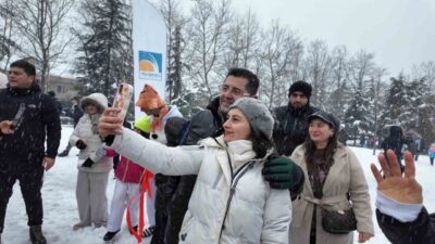 Çekmeköy Belediyesi tarafından düzenlenen kar şenliğinde yüzlerce vatandaş karın keyfini