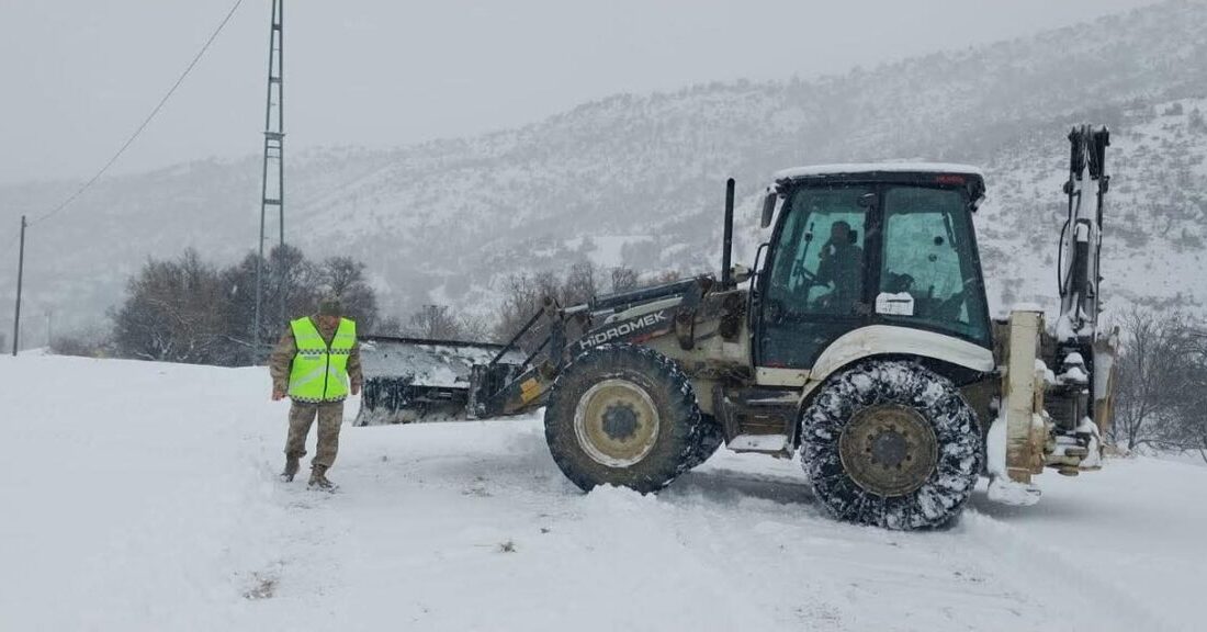 Yoğun kar yağışı nedeniyle ulaşıma kapanan Tunceli’nin Çemişgezek ilçesine bağlı