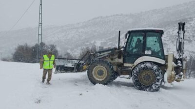 Yoğun kar yağışı nedeniyle ulaşıma kapanan Tunceli’nin Çemişgezek ilçesine bağlı
