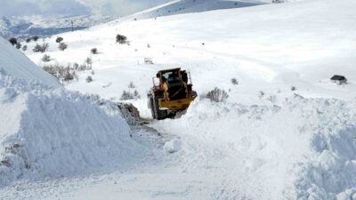 Tunceli’nin Çemişgezek ilçesinde bir şahıs, karla mücadele ekiplerini görünce yaşadığı