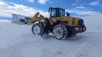 Sivas’ta etkili olan tipi sonrası köy yolunun kapanmasıyla köydeki cenazeyi