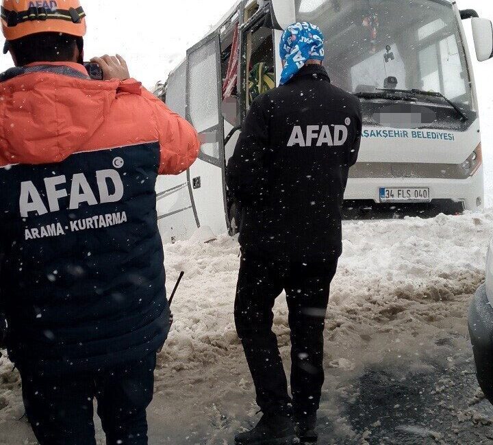 Kayseri’de cenaze taşıyan minibüsün devrilmesi sonucu 22 kişi yaralandı. Edinilen