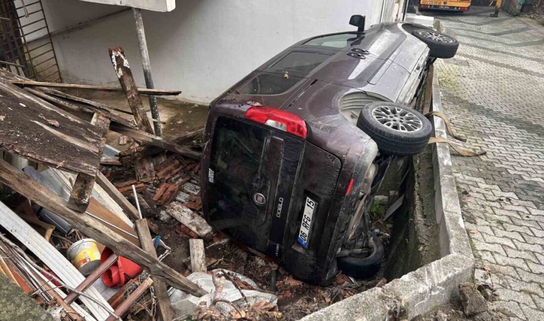 Üsküdar’da yokuş aşağı park halindeyken vitesi boşta kalan araç kontrolden