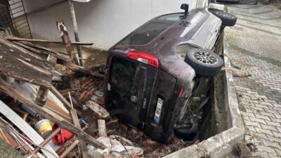 Üsküdar’da yokuş aşağı park halindeyken vitesi boşta kalan araç kontrolden