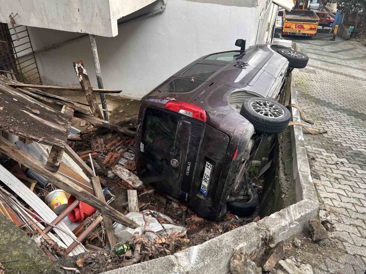 Üsküdar’da yokuş aşağı park halindeyken vitesi boşta kalan araç kontrolden
