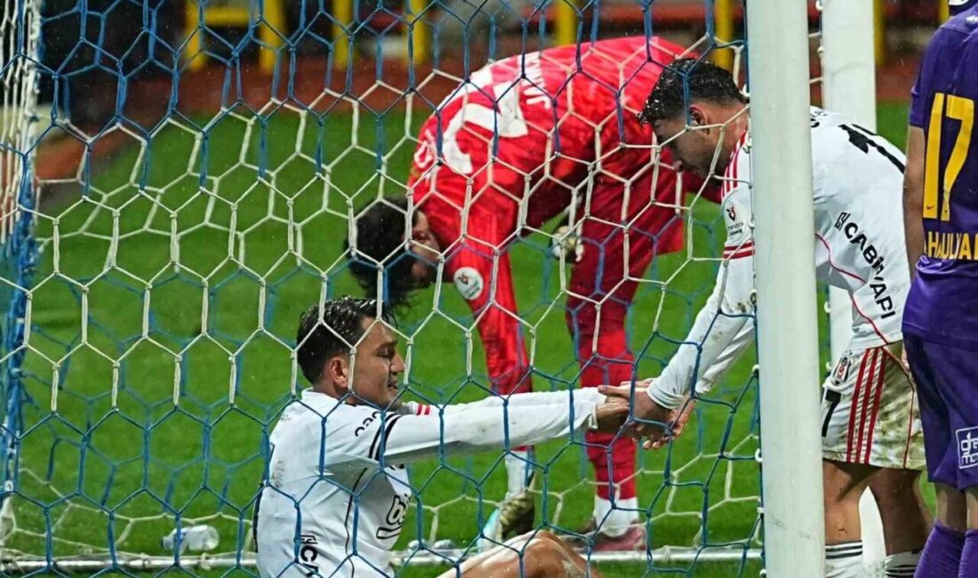 Beşiktaşlı futbolcu Cengiz Ünder, Eyüpspor ağlarına attığı golle siyah-beyazlı formayla