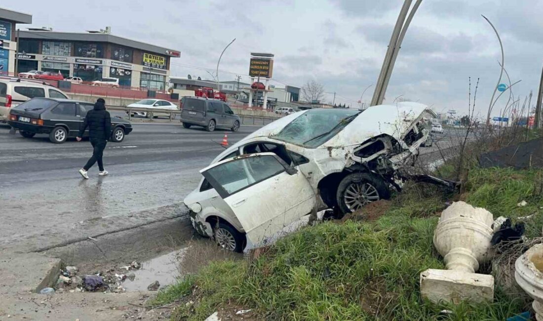 Tekirdağ’ın Çerkezköy ilçesinde otomobilin yol kenarındaki aydınlatma direğine çarpması sonucu
