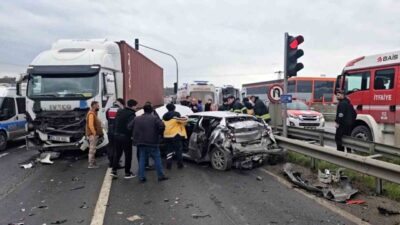 Tekirdağ’ın Çerkezköy ilçesinde tırın otomobile arkadan çarpması sonucu meydana gelen