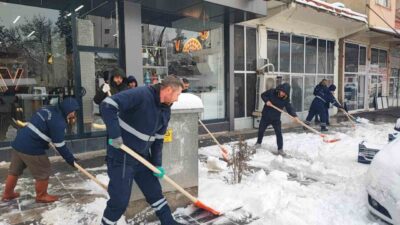 Dün akşam saatlerinden itibaren kar yağışının etkili olduğu Diyarbakır’ın Çermik