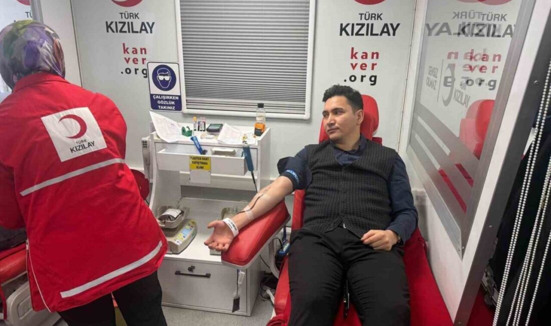 Diyarbakır’ın Çermik İlçe Kaymakamı Adem Karataş, Kızılay’a kan bağışında bulundu.
