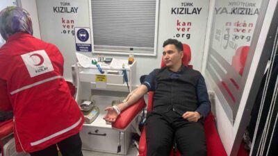 Diyarbakır’ın Çermik İlçe Kaymakamı Adem Karataş, Kızılay’a kan bağışında bulundu.