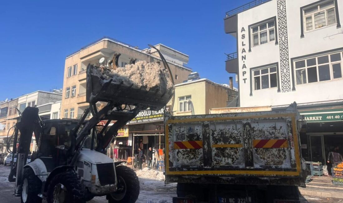 Diyarbakır’ın Çermik ilesinde kar yağışı sonrası temizlik çalışmalar yapılmasıyla hayat