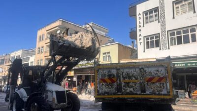 Diyarbakır’ın Çermik ilesinde kar yağışı sonrası temizlik çalışmalar yapılmasıyla hayat