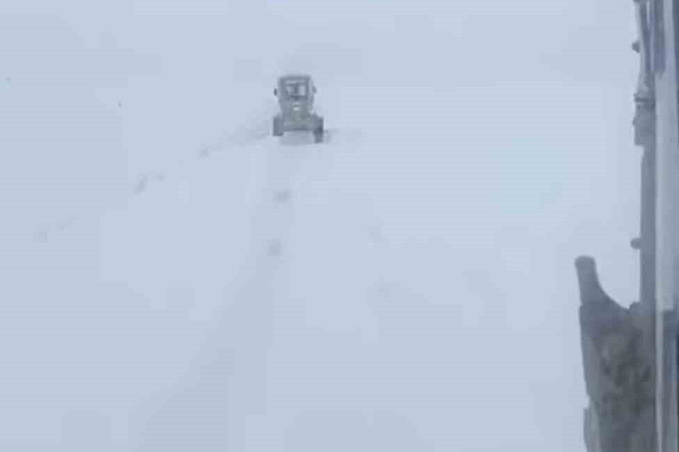 Diyarbakır’ın Çermik ilçesinde kardan dolayı kapanan 81 mahalle ve 37