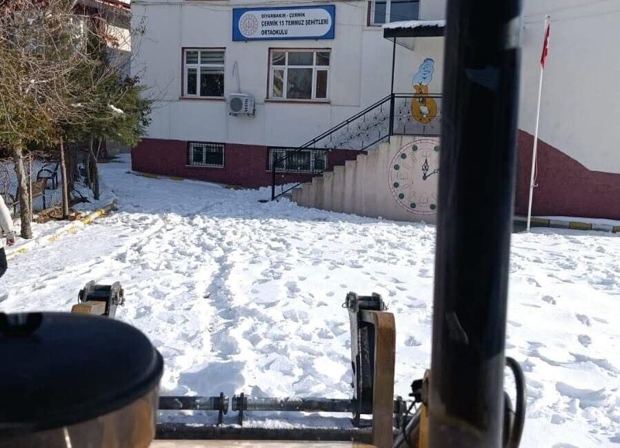 Diyarbakır’ın Çermik ilçesinde kar tatilinin ardından okullar eğitime hazırlandı. Salı