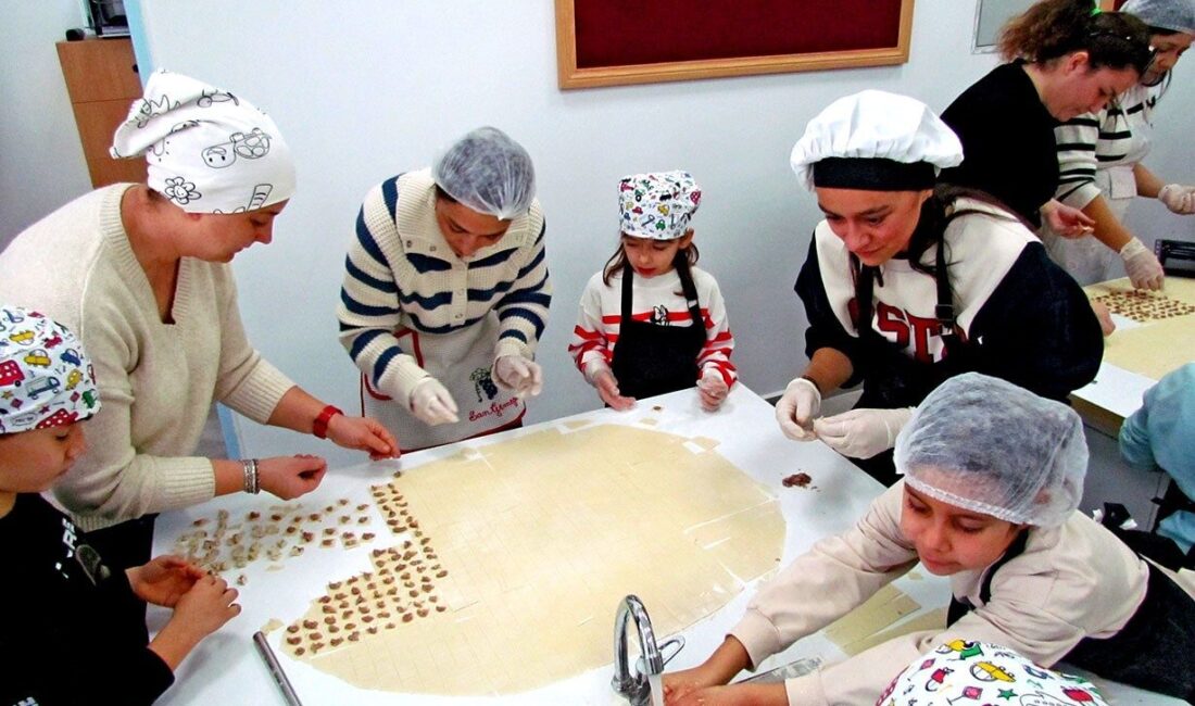 Çeşme’de 15 Eylül Mustafa Çapkan İlkokulu 2-B sınıfı öğrencileri, velileriyle