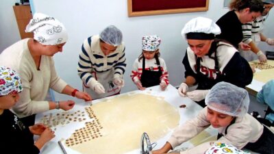 Çeşme’de 15 Eylül Mustafa Çapkan İlkokulu 2-B sınıfı öğrencileri, velileriyle