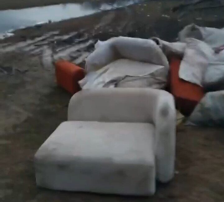 Bursa’nın İnegöl ilçesinde moloz dolu çuvallar ile atık mobilyaları Boğazköy