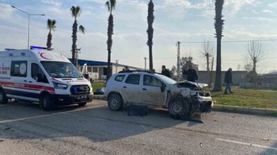 Adana’nın Ceyhan ilçesinde otomobil ile üç tekerlekli motosikletin çarpışması sonucu