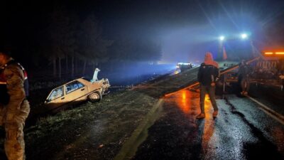 Şanlıurfa’nın Ceylanpınar ilçesinde iki otomobilin çarpışması sonucu meydana gelen trafik
