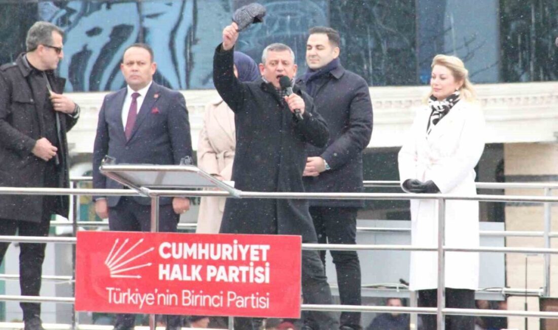 Çankırı’da düzenlediği mitingde vatandaşlara seslenen CHP Genel Başkanı Özgür Özel,