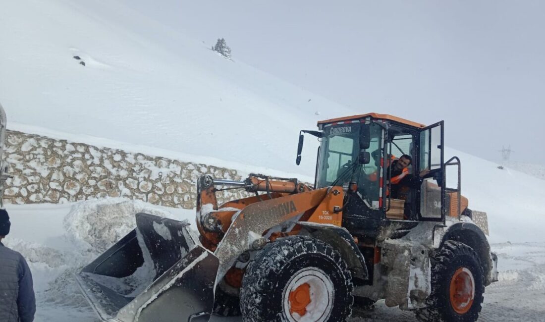 Erzurum’un Aşkale ilçesinde yoğun kar yağışı ve tipi, ulaşımda aksamalara
