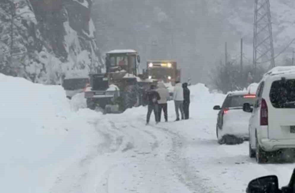 Çığ nedeniyle ulaşıma kapanan Trabzon-Bayburt karayolu kardan temizlenerek kontrollü olarak