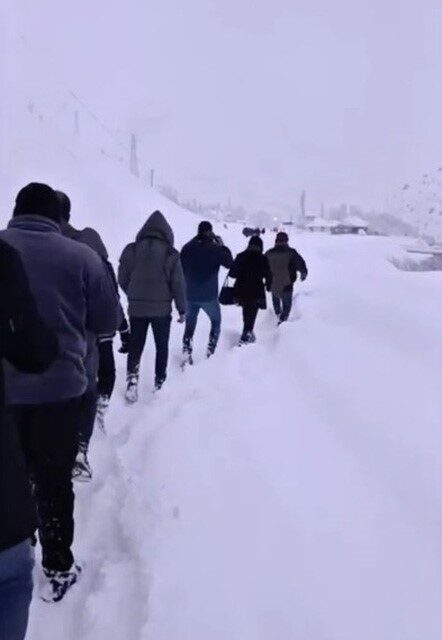 Hakkari-Van kara yolunda çığ düşmesi sonucu yolda mahsur kalan yaklaşık