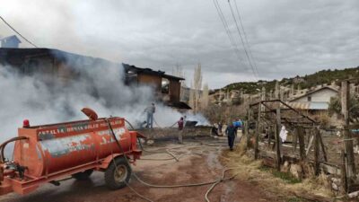 Antalya’nın Gündoğmuş ilçesinde bir evde çıkan yangında 3 büyükbaş hayvan