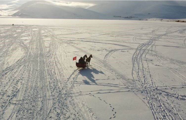 Çıldır Gölü’nün yüzeyi, soğuk havanın etkisiyle buz tutmaya başladı. En