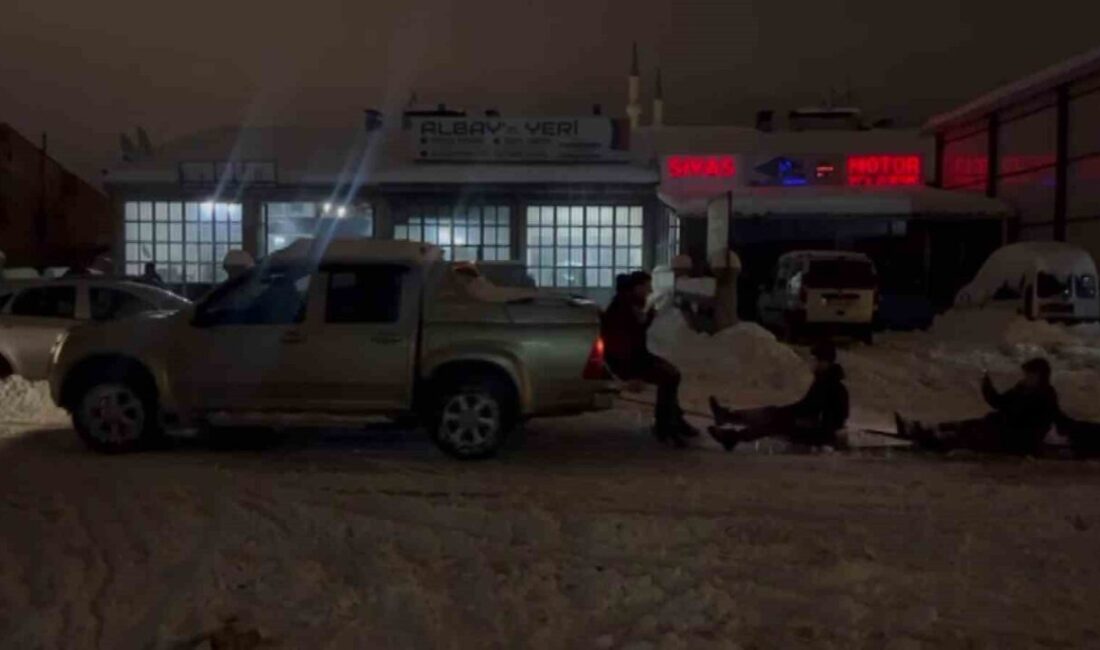 Sivas’ta esnaflık yapan Tanju Kaya, kar yağışını fırsata çevirerek çıraklarıyla