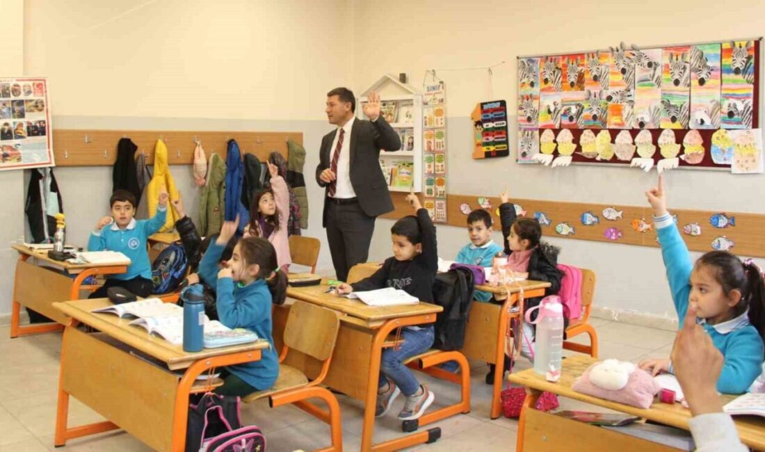 Şırnak’ın Cizre İlçe Milli Eğitim Müdürü okullarda incelemelerde bulunup öğrencilerle