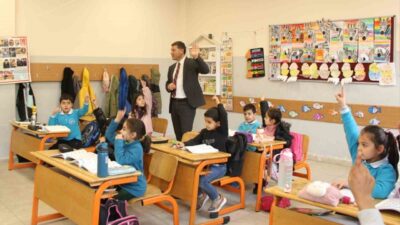 Şırnak’ın Cizre İlçe Milli Eğitim Müdürü okullarda incelemelerde bulunup öğrencilerle