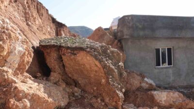 Şırnak’ın Cizre ilçesinde meydana gelen heyelanda, yamaçtan kopan dev kaya