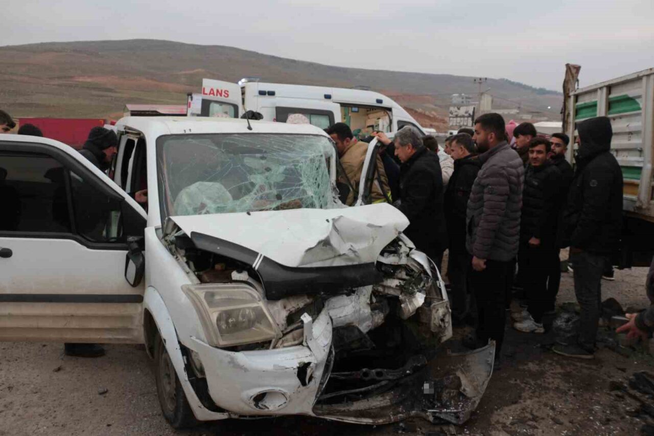Şırnak’ın Cizre ilçesinde hafif ticari aracın park halindeki tırın dorsesine