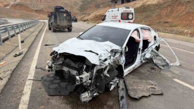 Şırnak’ın Cizre ilçesinde virajı alamayan araç bariyerlere çarptı. Kazada 5