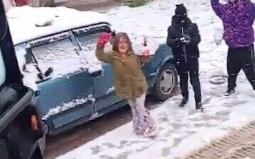 Bilecik’te yoğun kar yağışı sonrası yolları temizleyen kepçe, mahallede oynayan