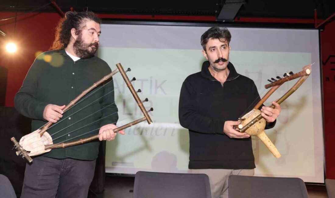 Nilüfer Belediyesi’nin düzenlediği geliştirici atölyeye katılan çocuklar, telli çalgılardan lirin