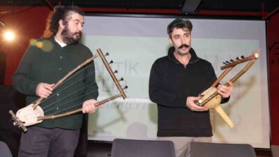 Nilüfer Belediyesi’nin düzenlediği geliştirici atölyeye katılan çocuklar, telli çalgılardan lirin