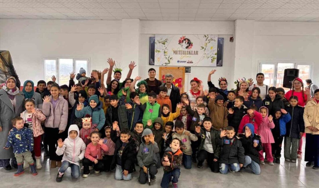 Yunusemre Belediyesi’nin ara tatil etkinlikleri kapsamında sahnelenen “Bizim Ayşe Abur