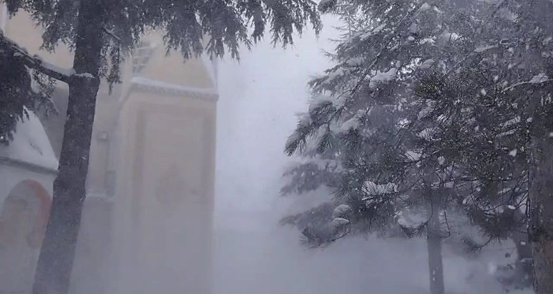 Adana’nın Tufanbeyli ilçesinde etkili olan kar yağışının ardından tipi başladı,