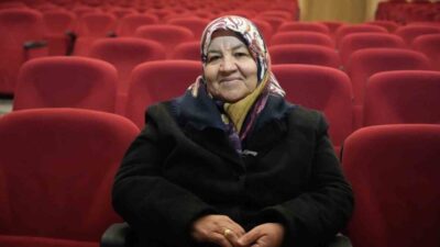 Niğde’de çocuklarını yazdırmak için geldiği belediye şehir tiyatrosunda oyunculuğa adım