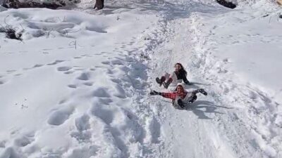 Malatya’da etkili olan kar yağışı çocuklar için eğlenceye dönüştü. Çocuklar,
