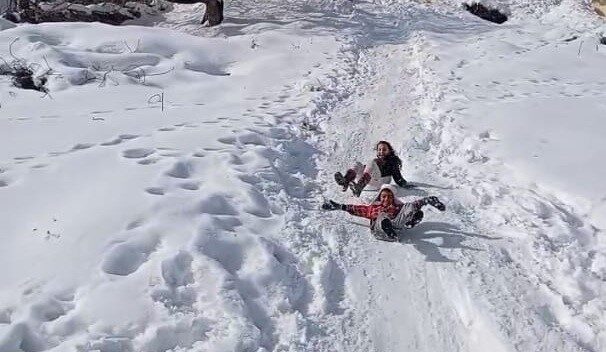 Malatya’da etkili olan kar yağışı çocuklar için eğlenceye dönüştü. Çocuklar,