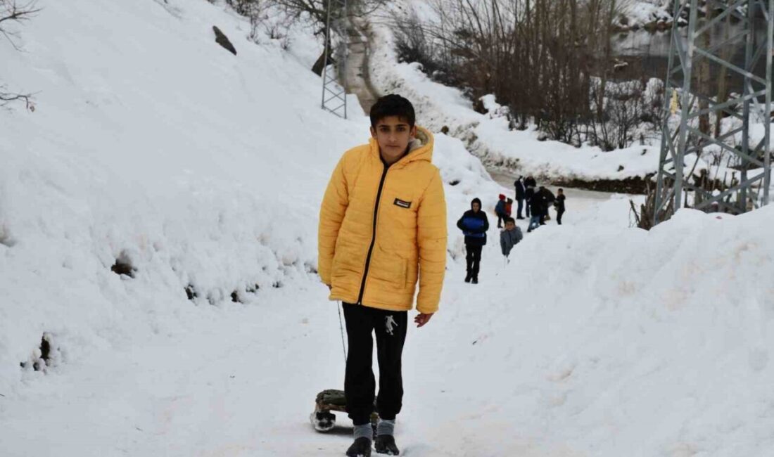Şırnak’ta çocuklar, kullanılmayan yolları kayak pistine çevirip kızakla kaymanın tadını
