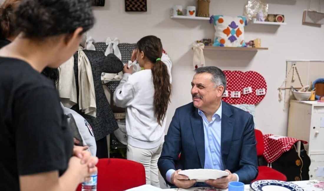 Vali Mustafa Çiftçi, eşi Azime Çiftçi ile birlikte Çocuk Destek